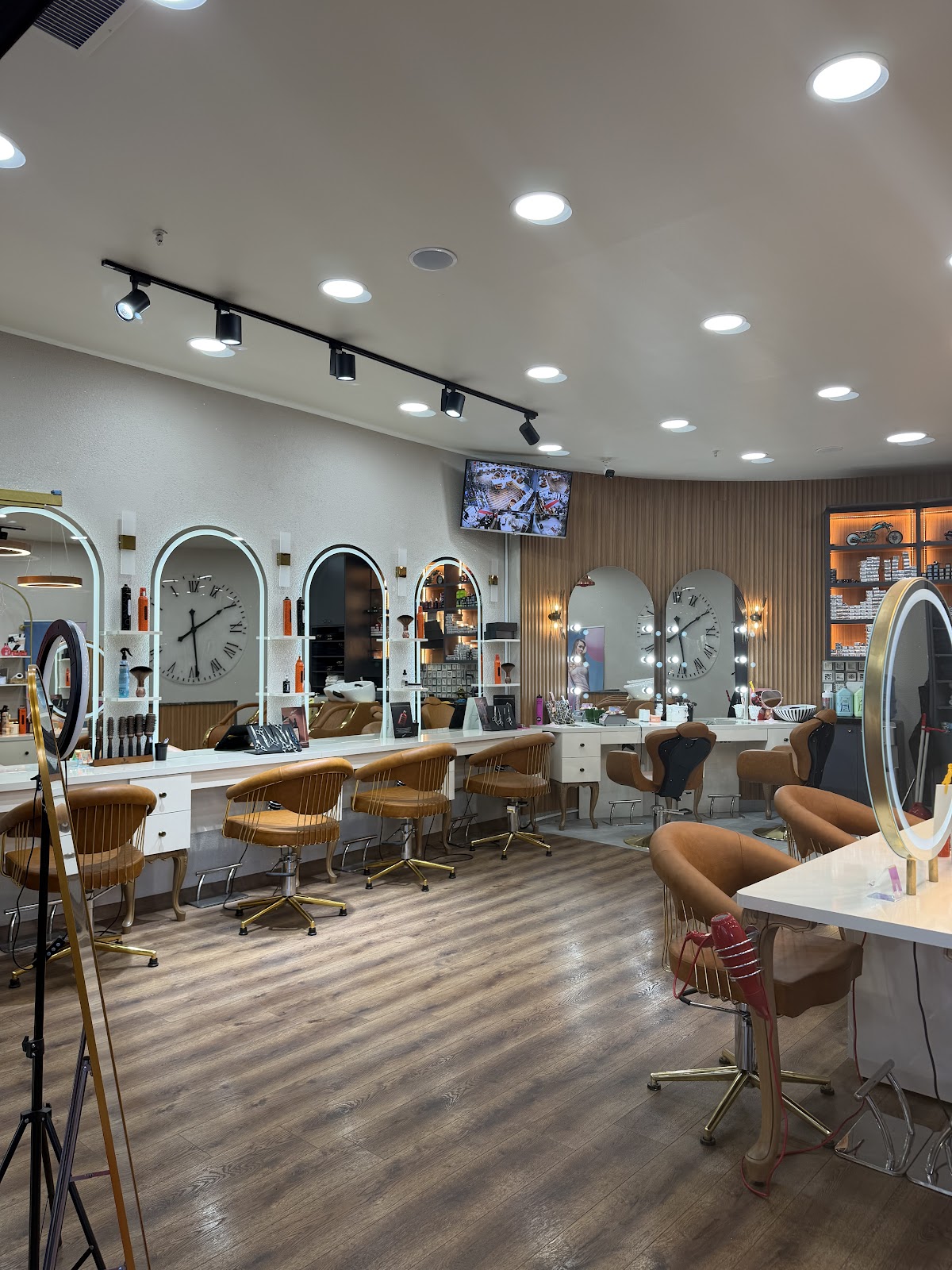 All Bella — salondan bir kare