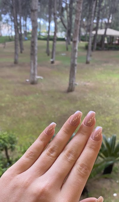 Gizy Nail Studio — kare 4