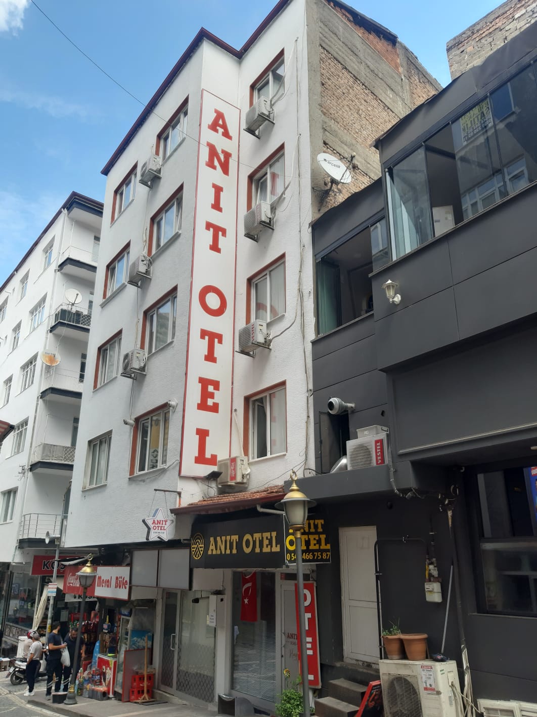 Anıt Otel — salondan bir kare