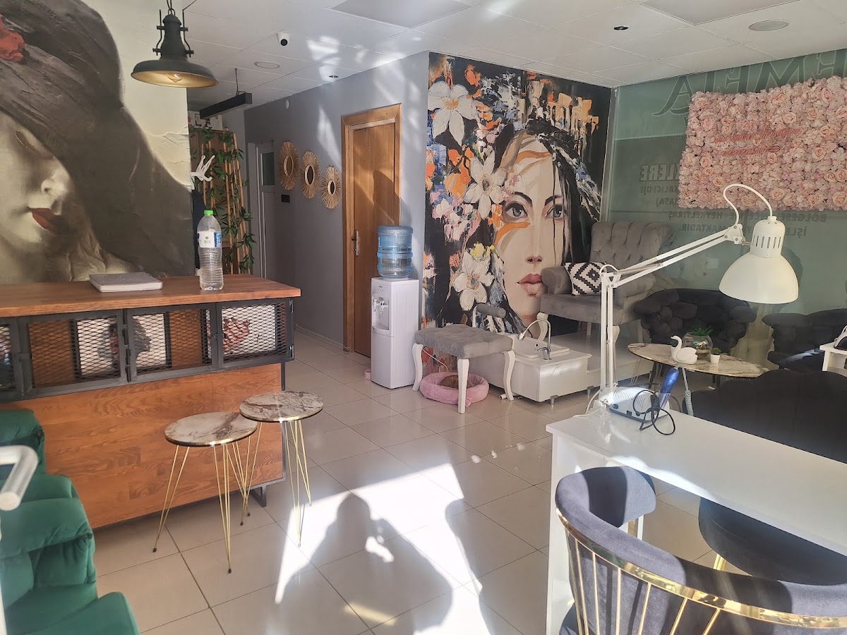 EMELA Nails & Beauty — salondan bir kare