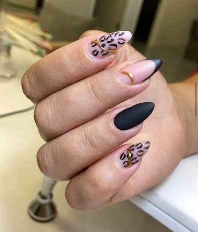 Moon Nail & Beauty — kare 2