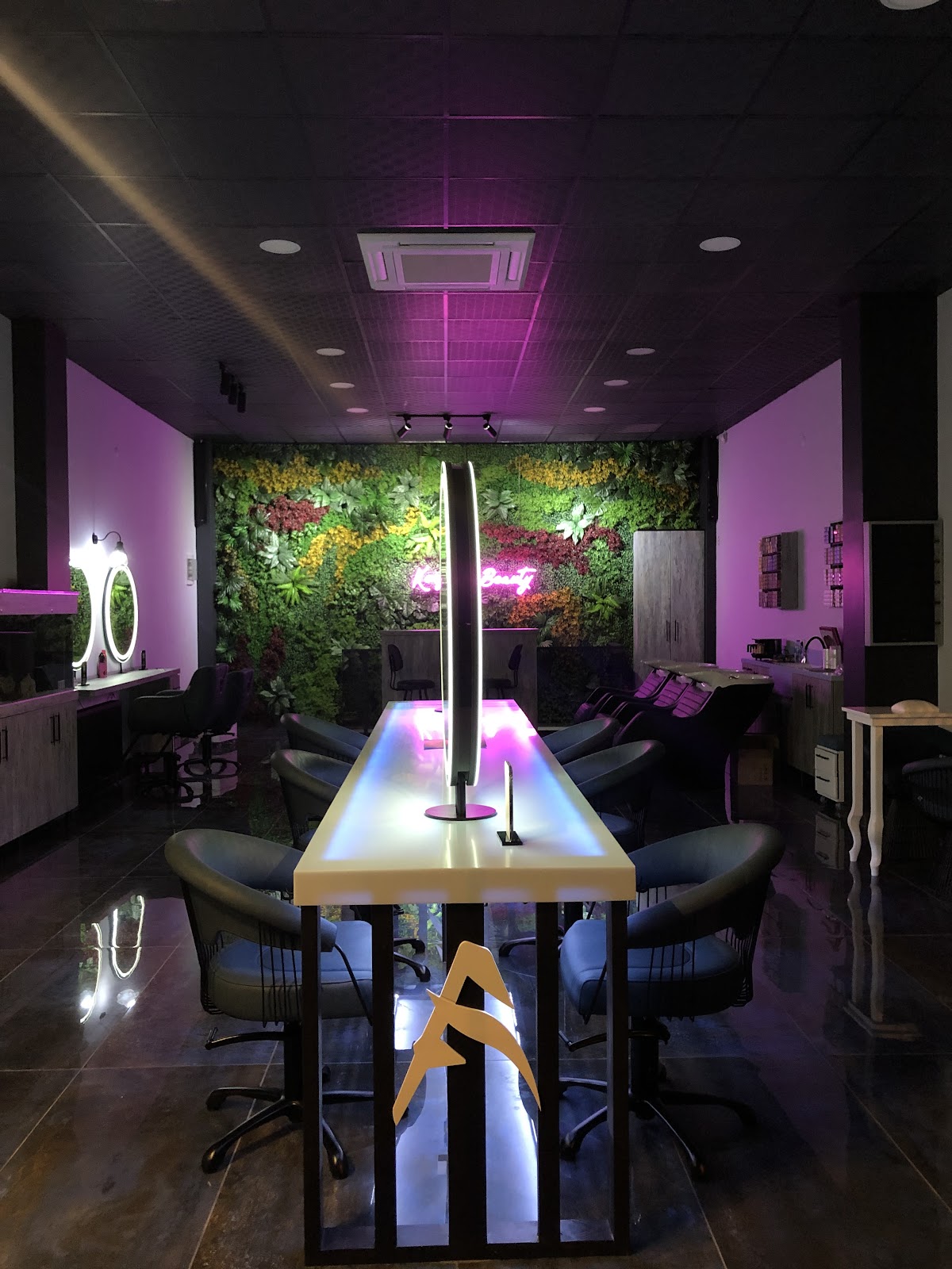 Saloon Alp Ardıç — salondan bir kare