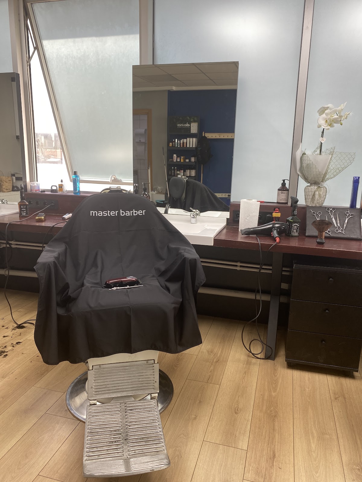 Master Barber — salondan bir kare