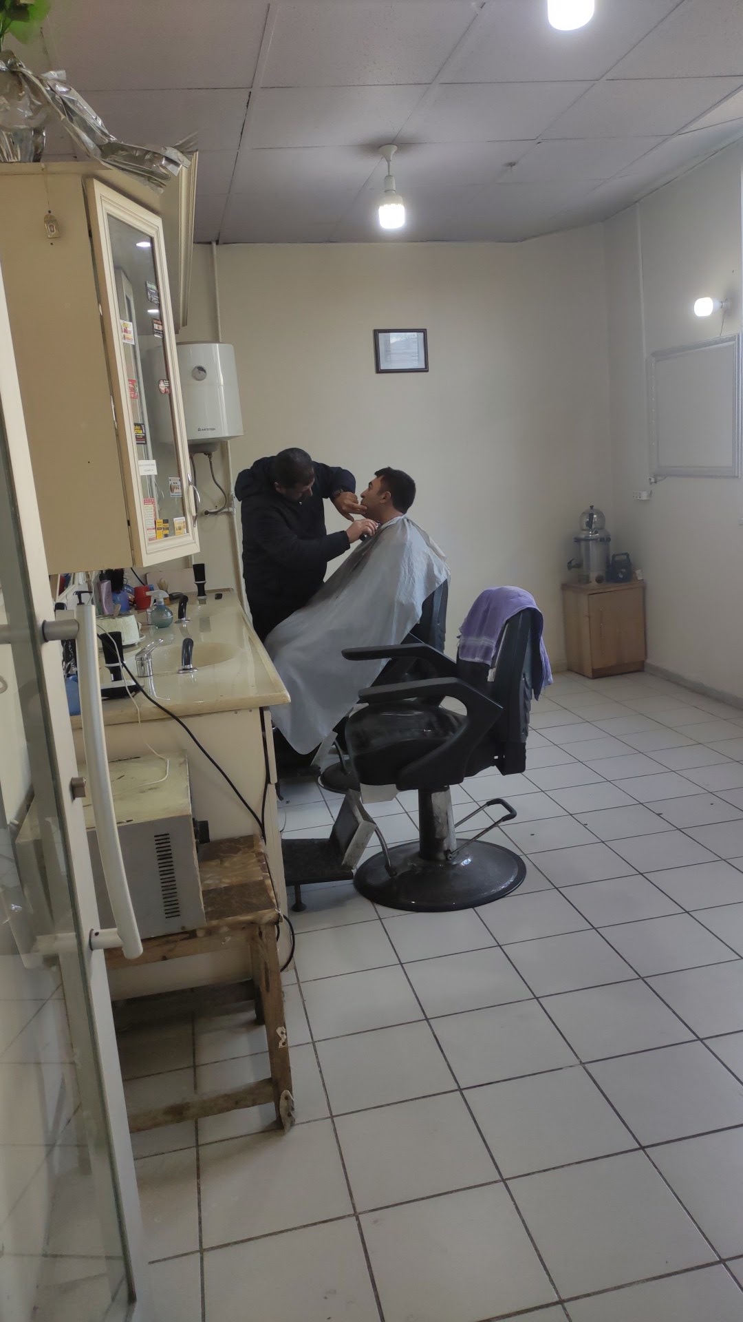 Atlı Erkek Kuaförü — salondan bir kare