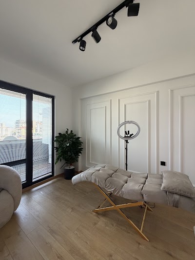 Luxe Aura Beauty Studio — kare 2