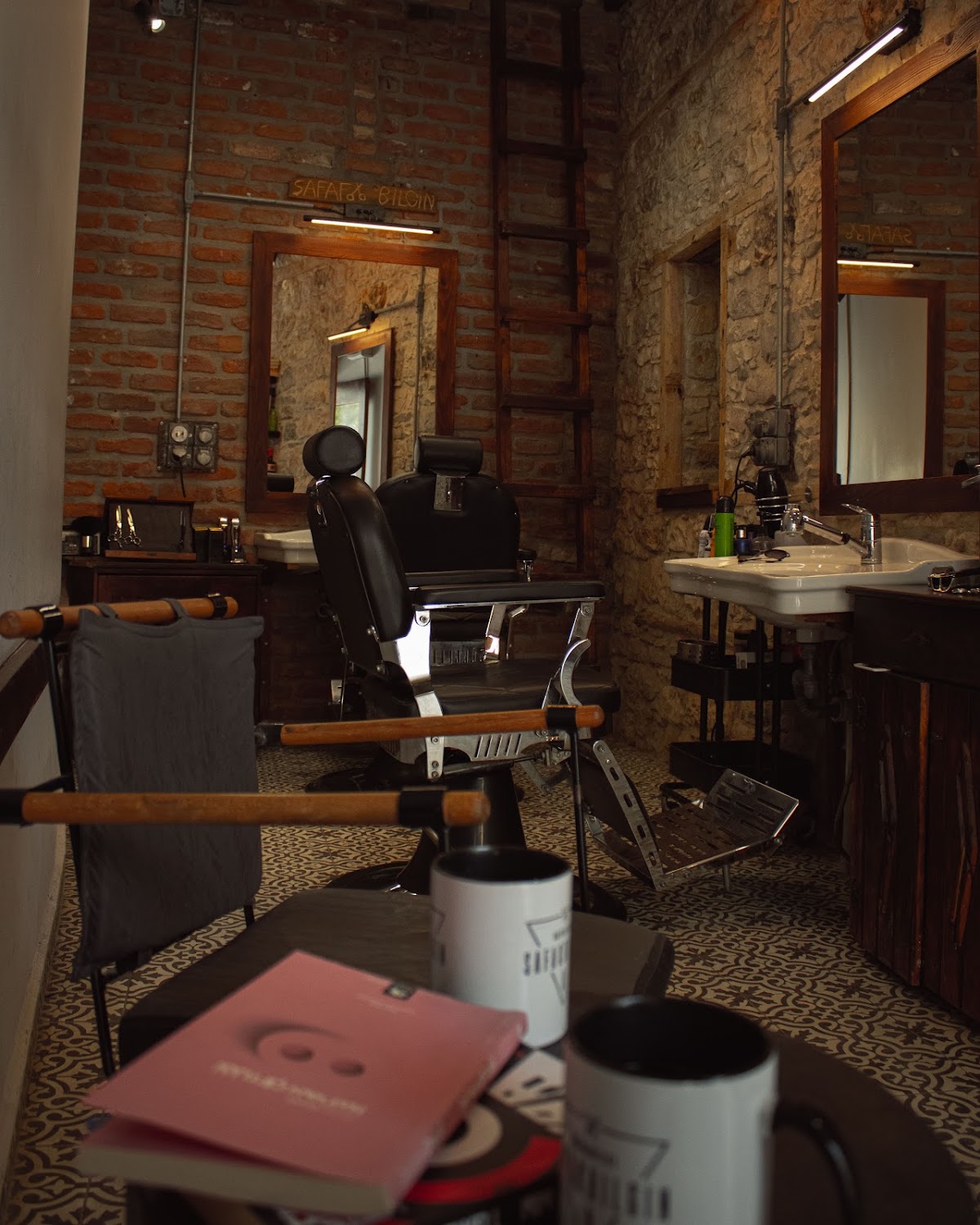 Safak Bilgin Hair Artist Erkek Kuaförü Urla İzmir — salondan bir kare