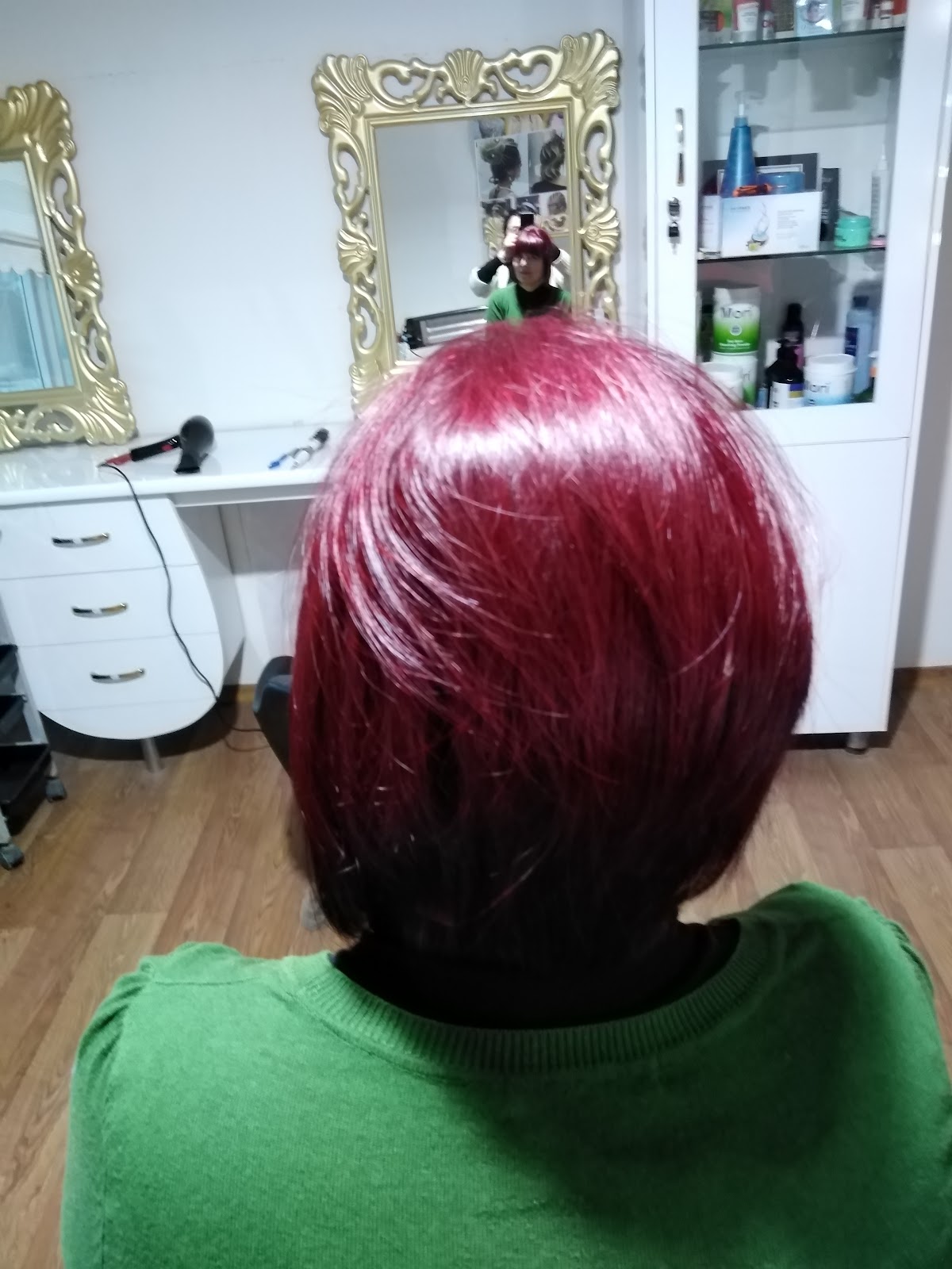 Lila Bayan Kuaförü — salondan bir kare