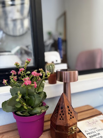 The wind nail studio — kare 2