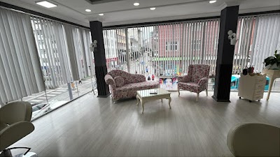 Emel Kolay Bayan Kuaförü — kare 2