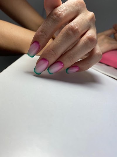 Mira Nail Studio — kare 5