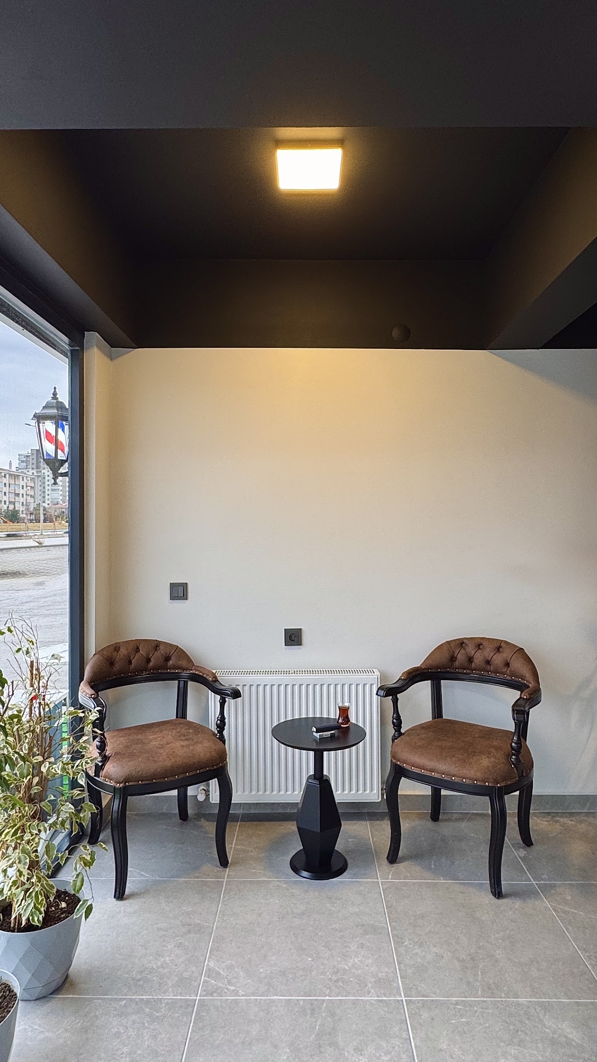 Melih Çınar Barber Studio — salondan bir kare