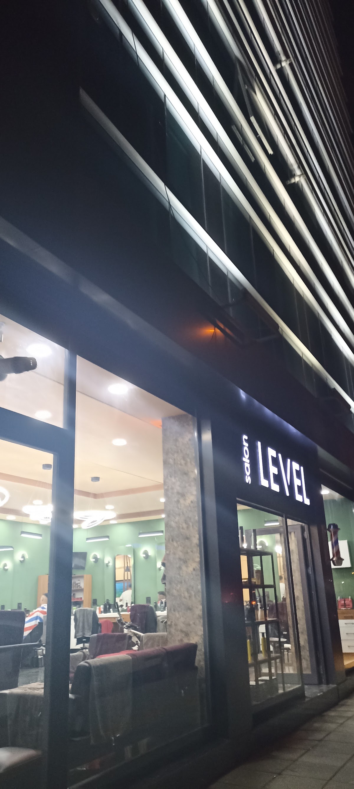 Salon L E V E L — salondan bir kare