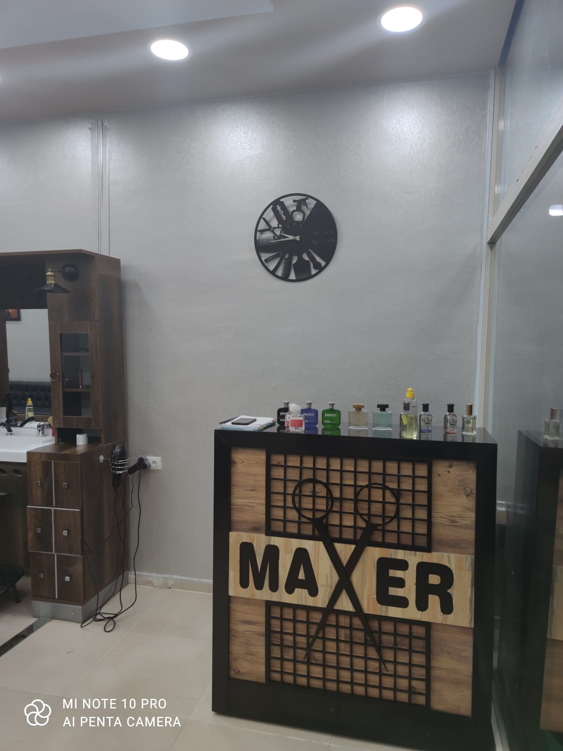 Maxer erkek kuaför — salondan bir kare