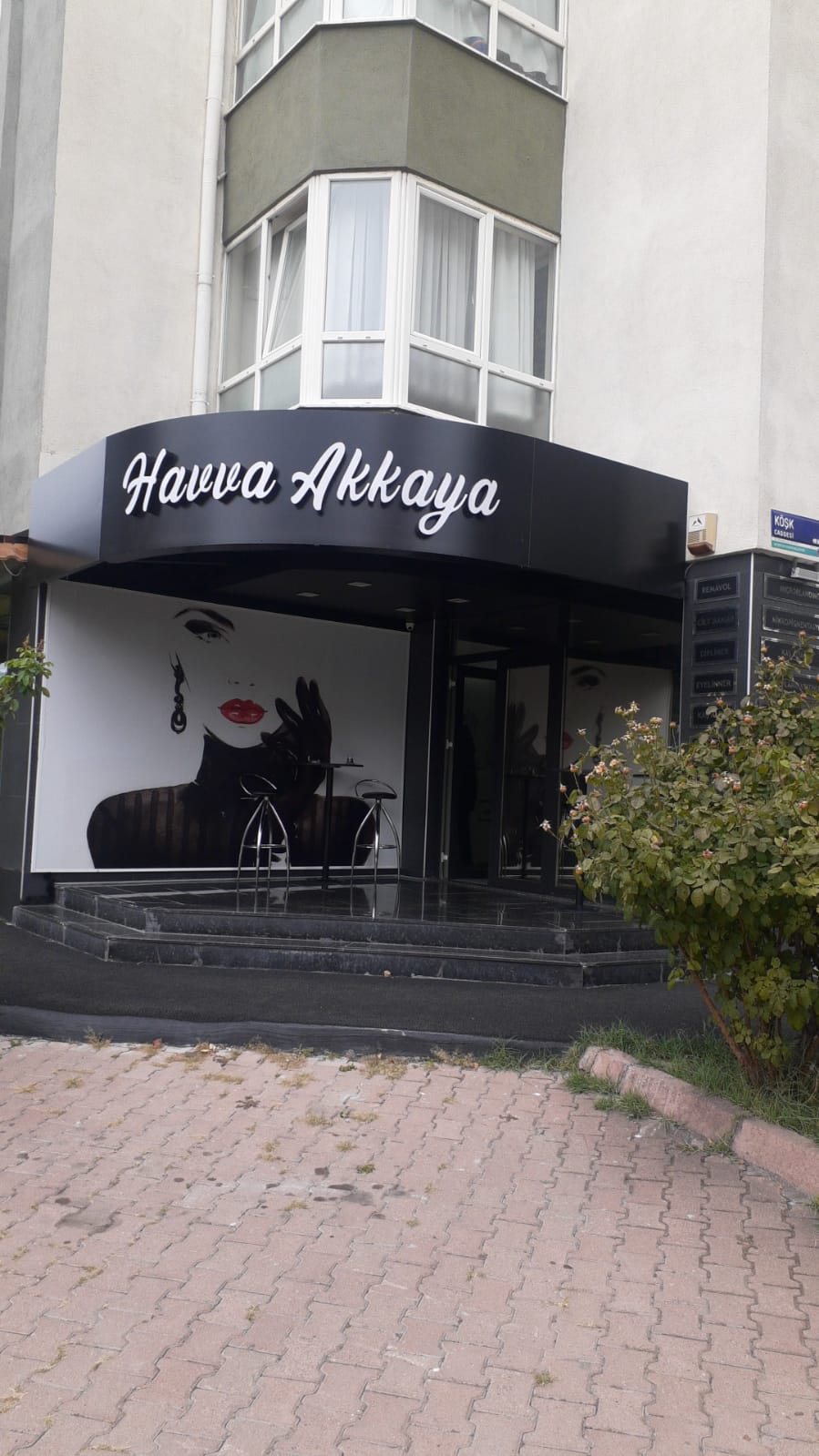 HAVVA AKKAYA — salondan bir kare