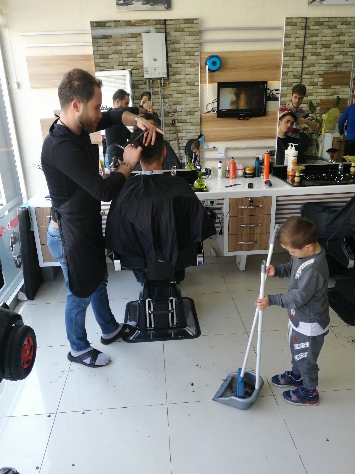 The Barber — salondan bir kare
