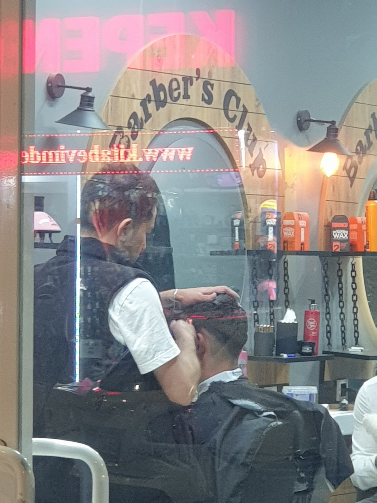 Crystal barbers — salondan bir kare