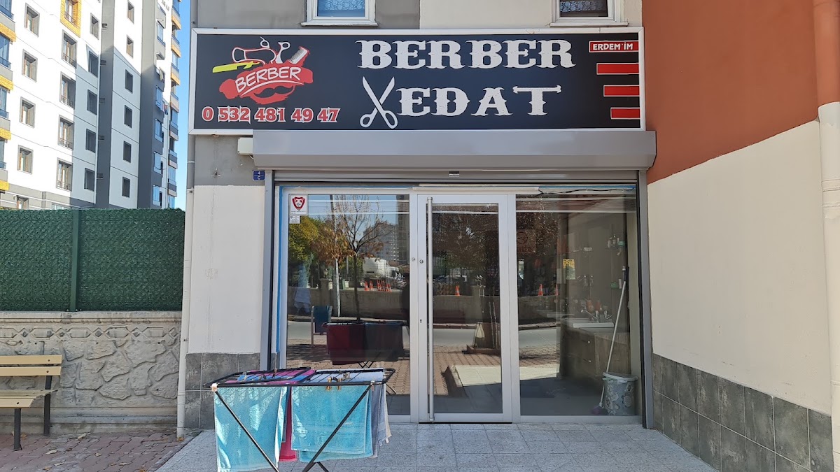 Berber Vedat — salondan bir kare