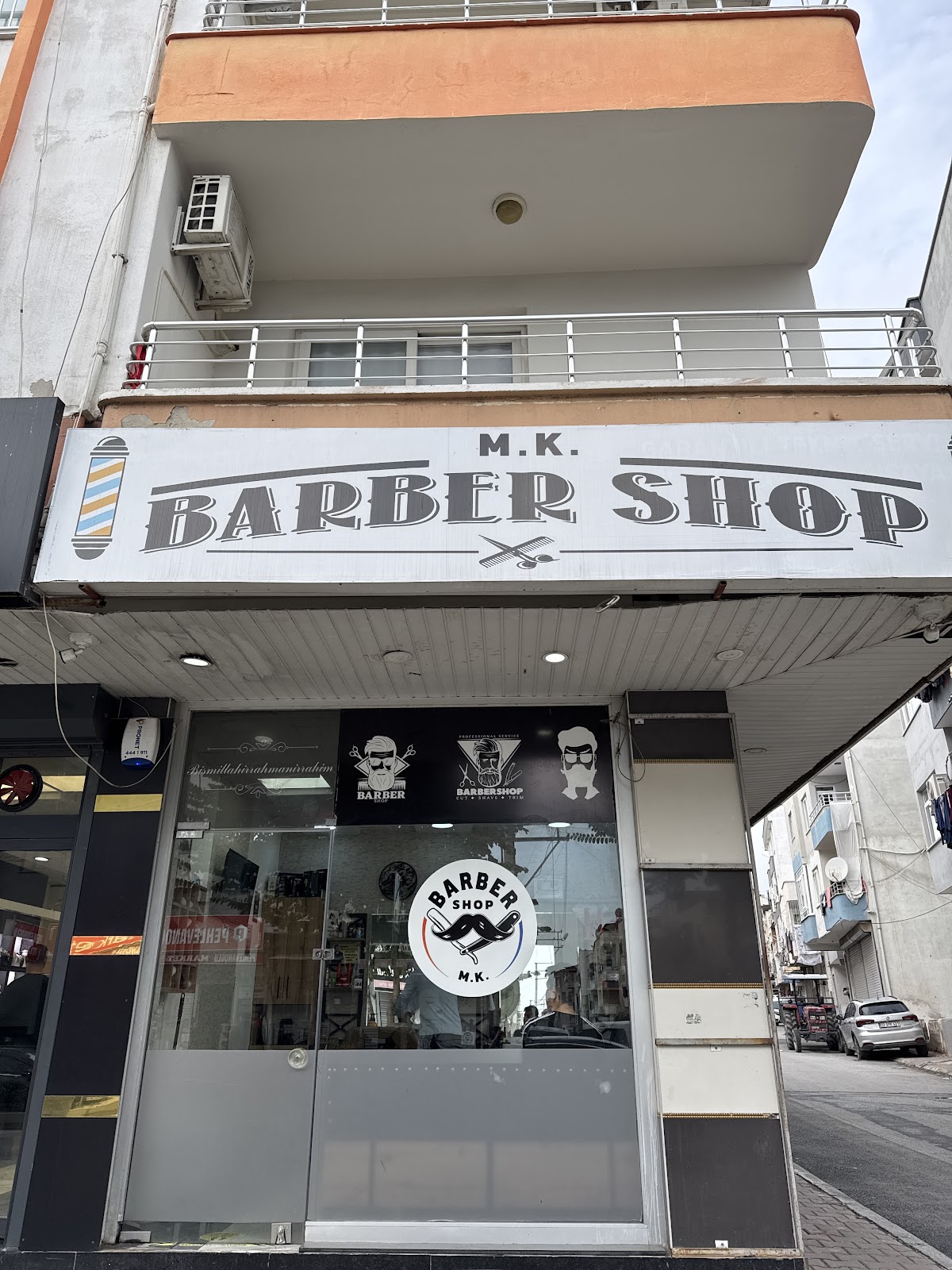 MK BERBER SHOP — salondan bir kare