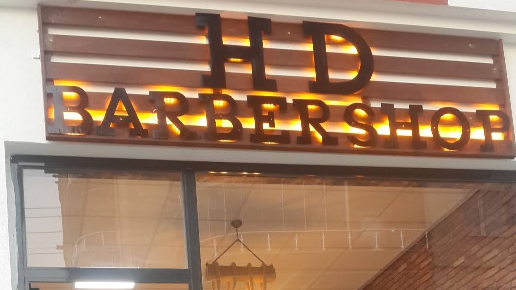 HD BARBER SHOP — salondan bir kare