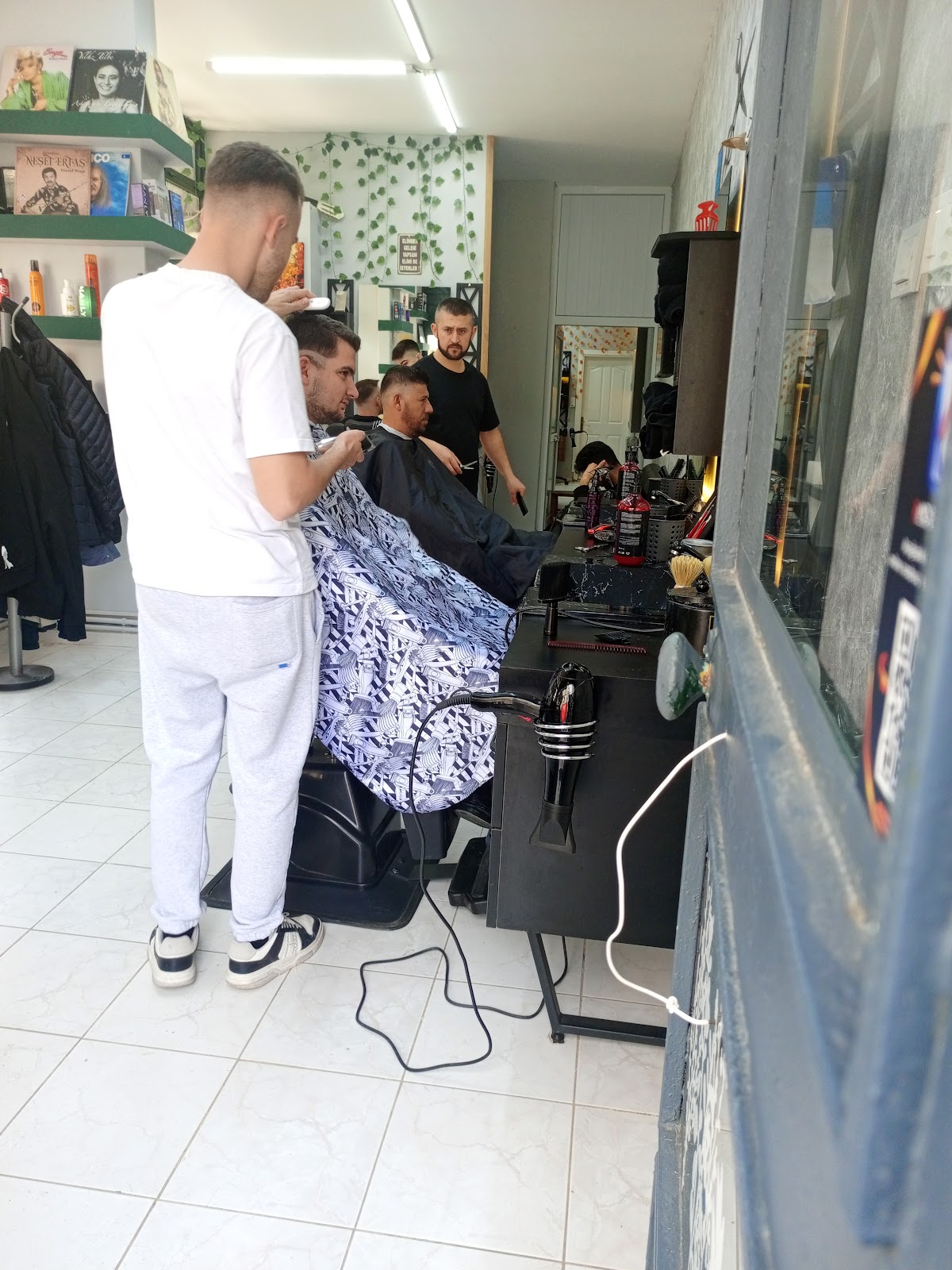 Balıkesir Makas10 Erkek Kuaförü / Berberi — salondan bir kare