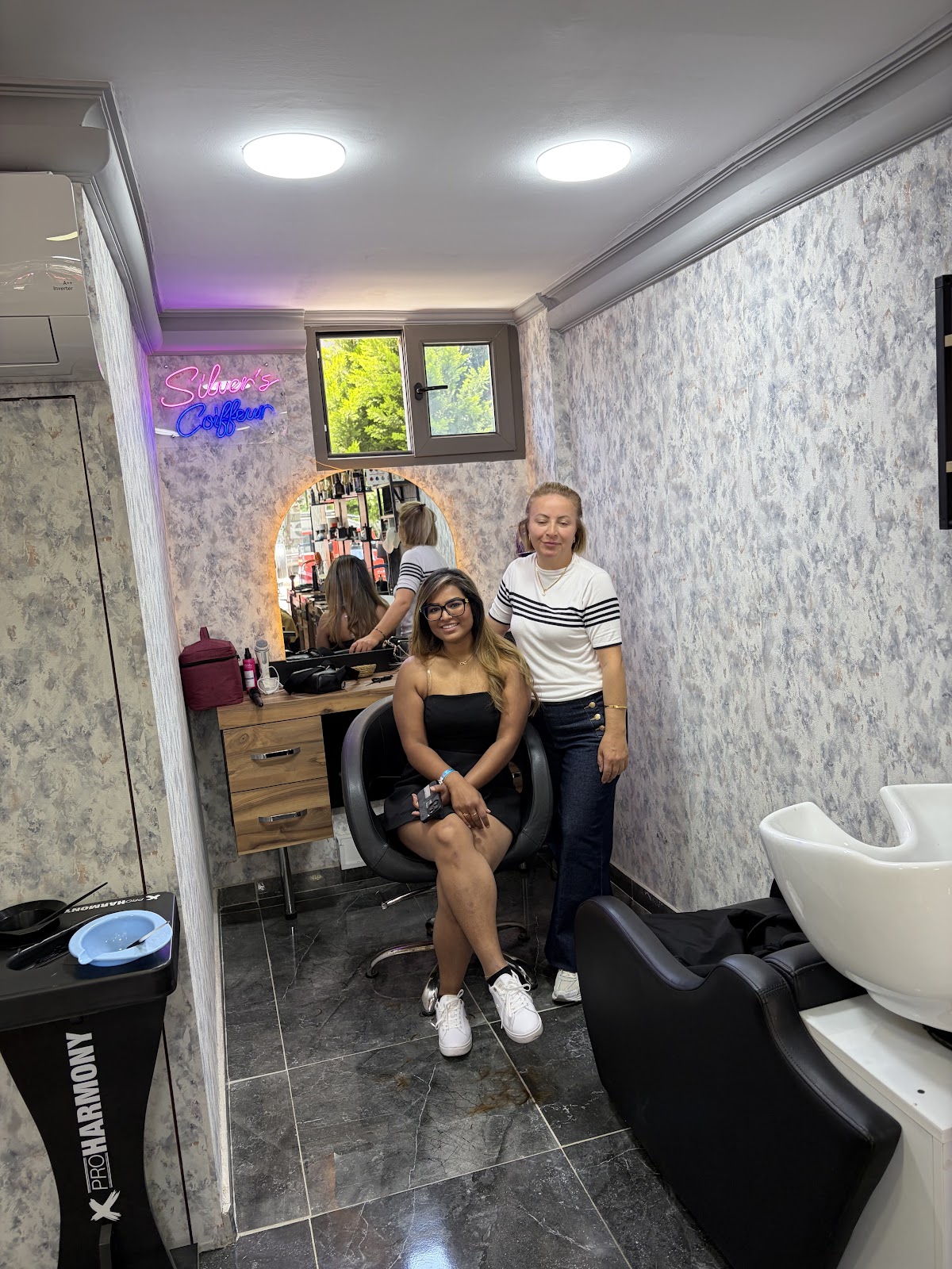 SİLVER’S COIFFEUR — salondan bir kare
