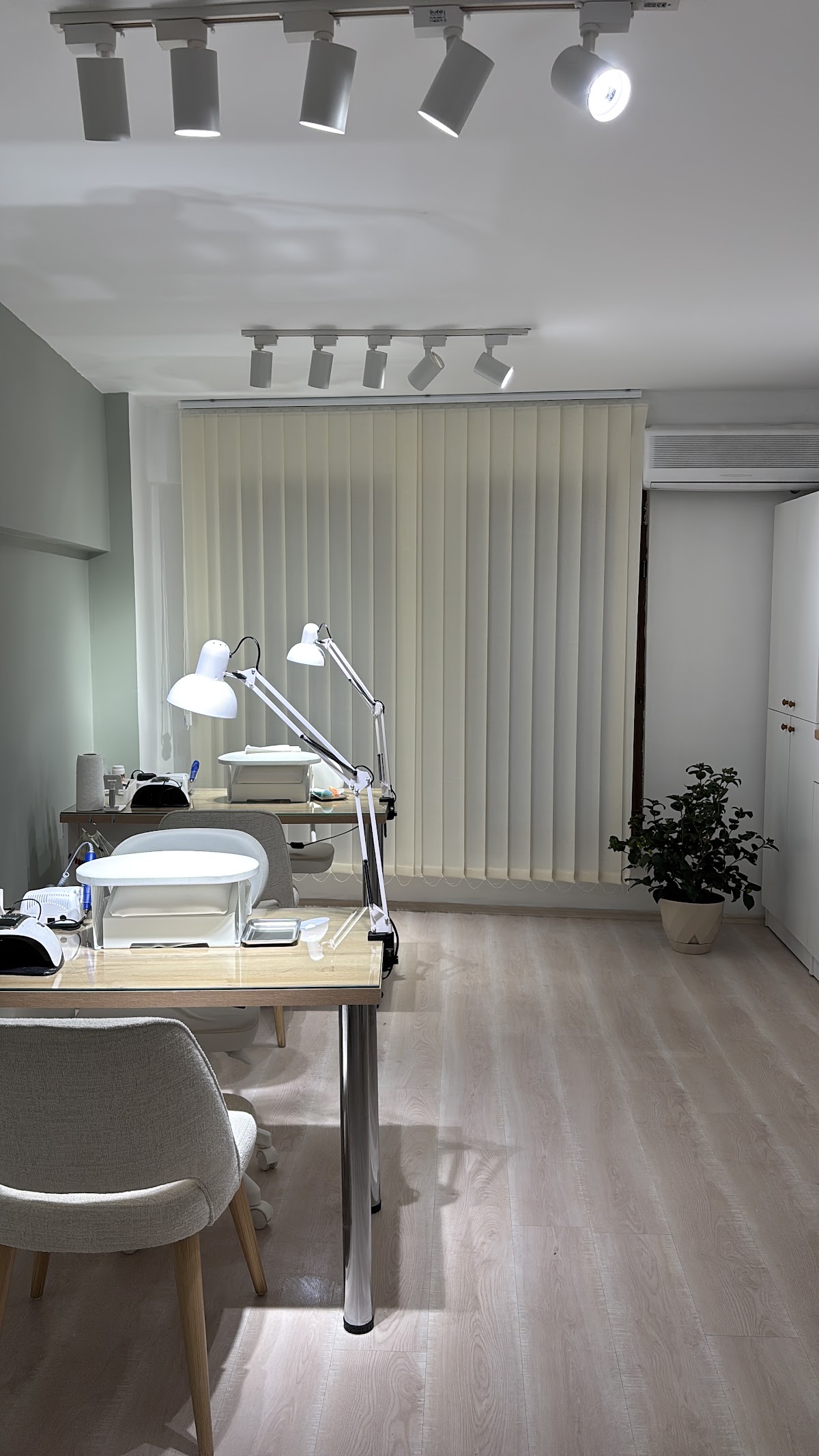 Firuze nail studio — salondan bir kare