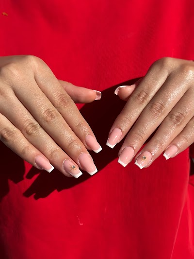 Glow Beauty Studio — kare 2