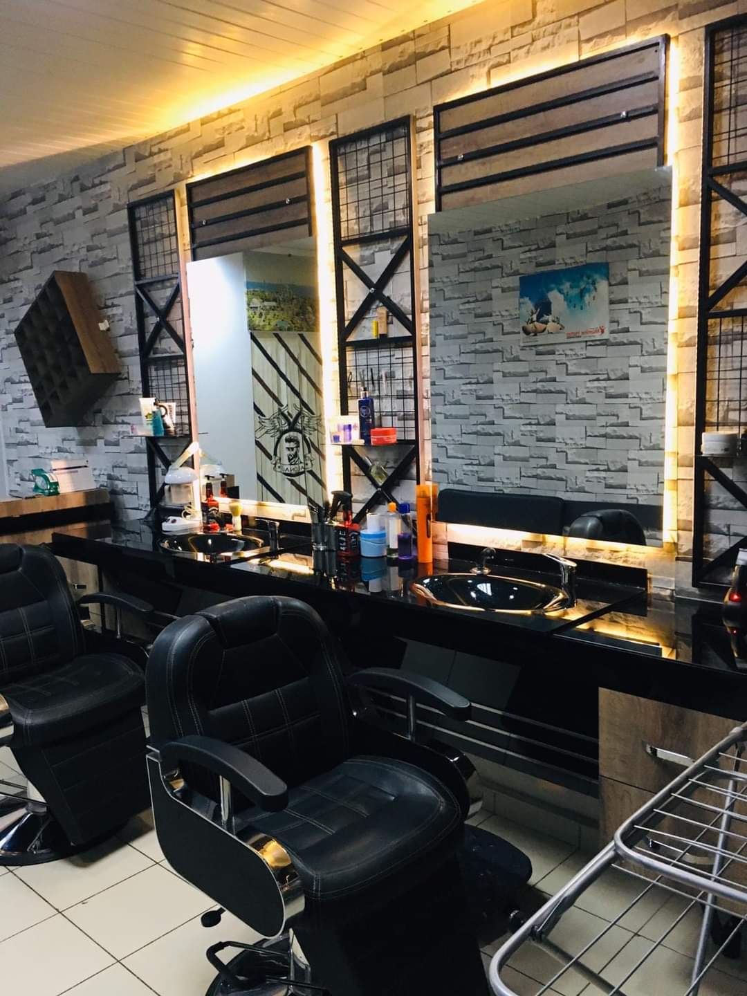 Salon Ali — salondan bir kare