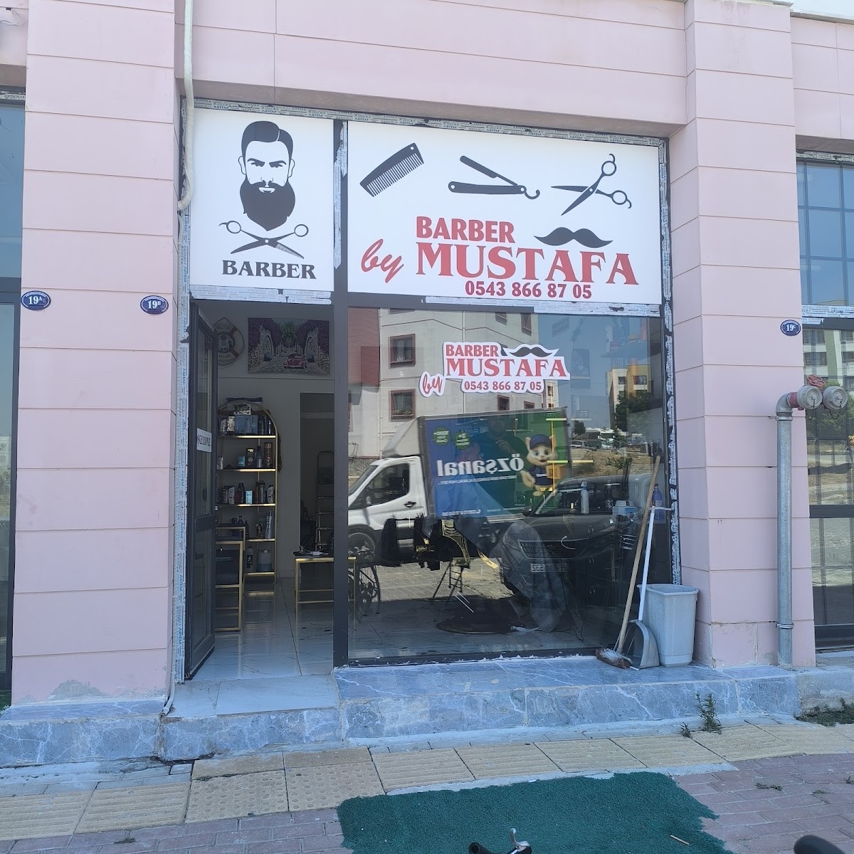 Berber Mustafa — salondan bir kare