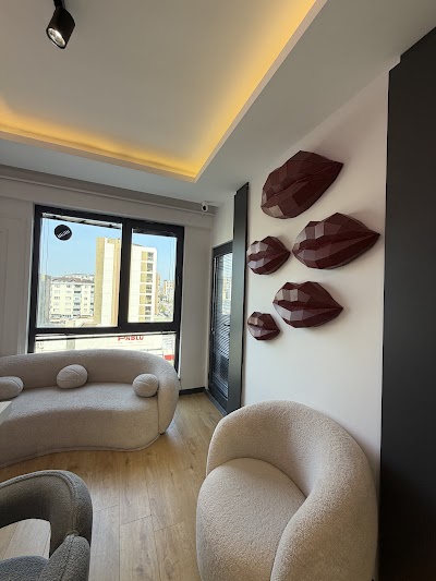 Luxe Aura Beauty Studio — kare 3
