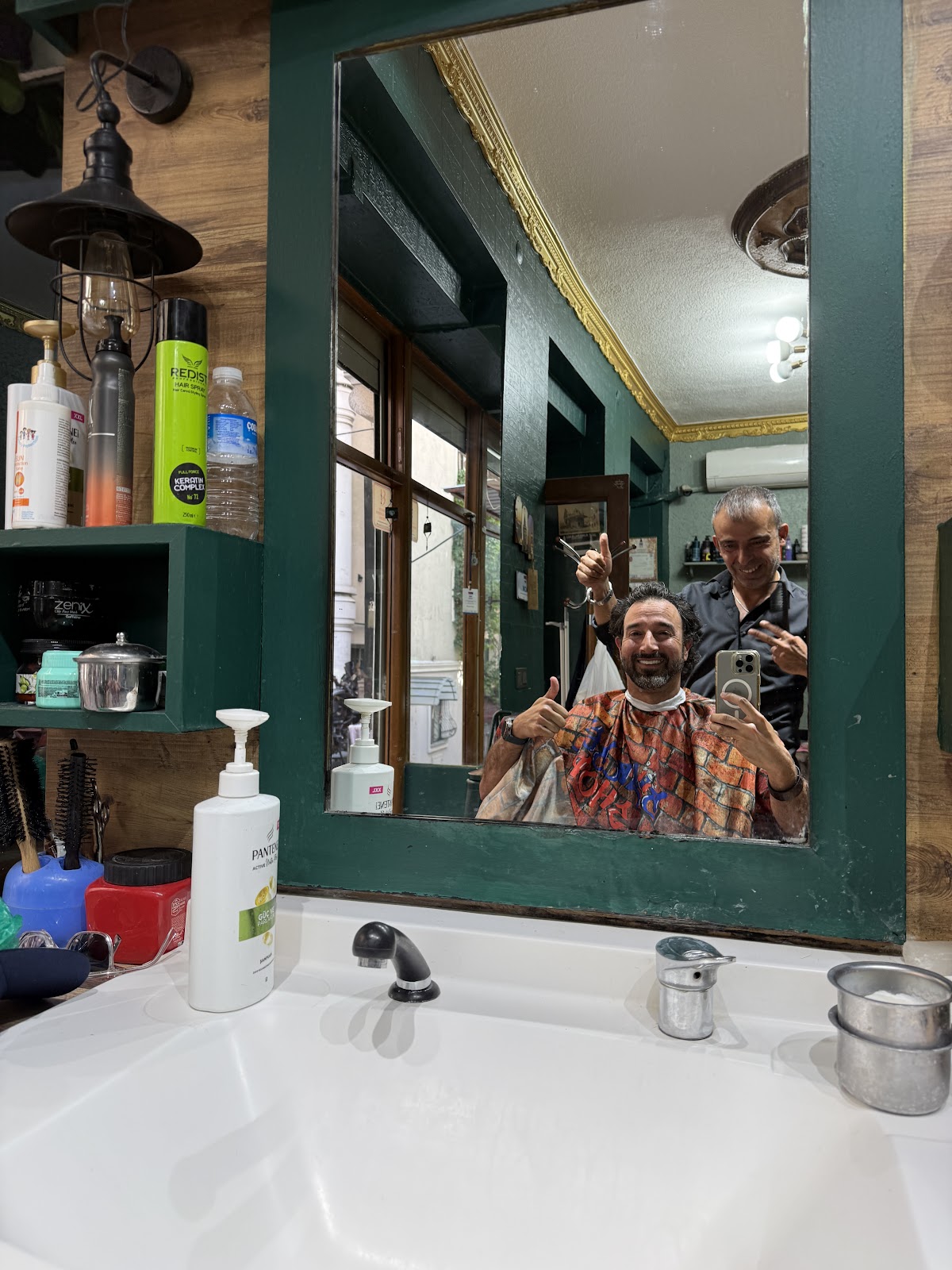 Beyoğlu Erkek Kuaförü — salondan bir kare