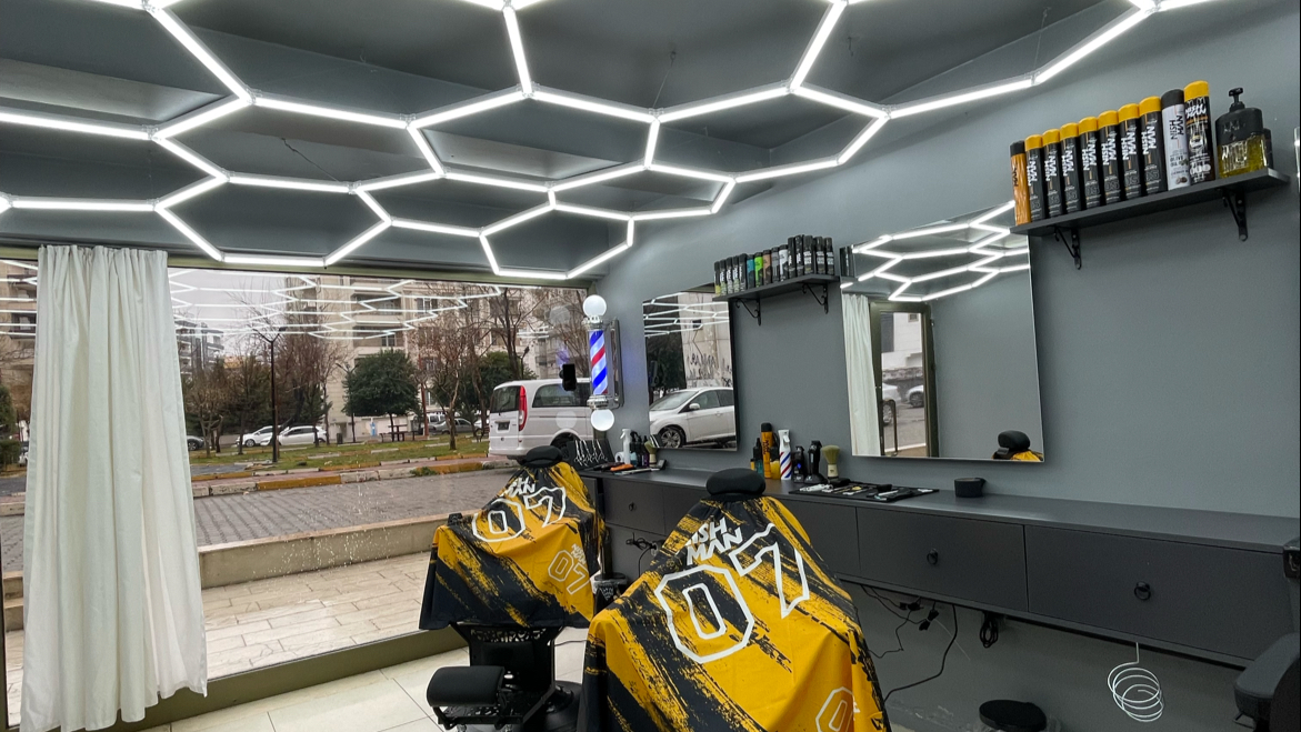 BARBER NO1 — salondan bir kare