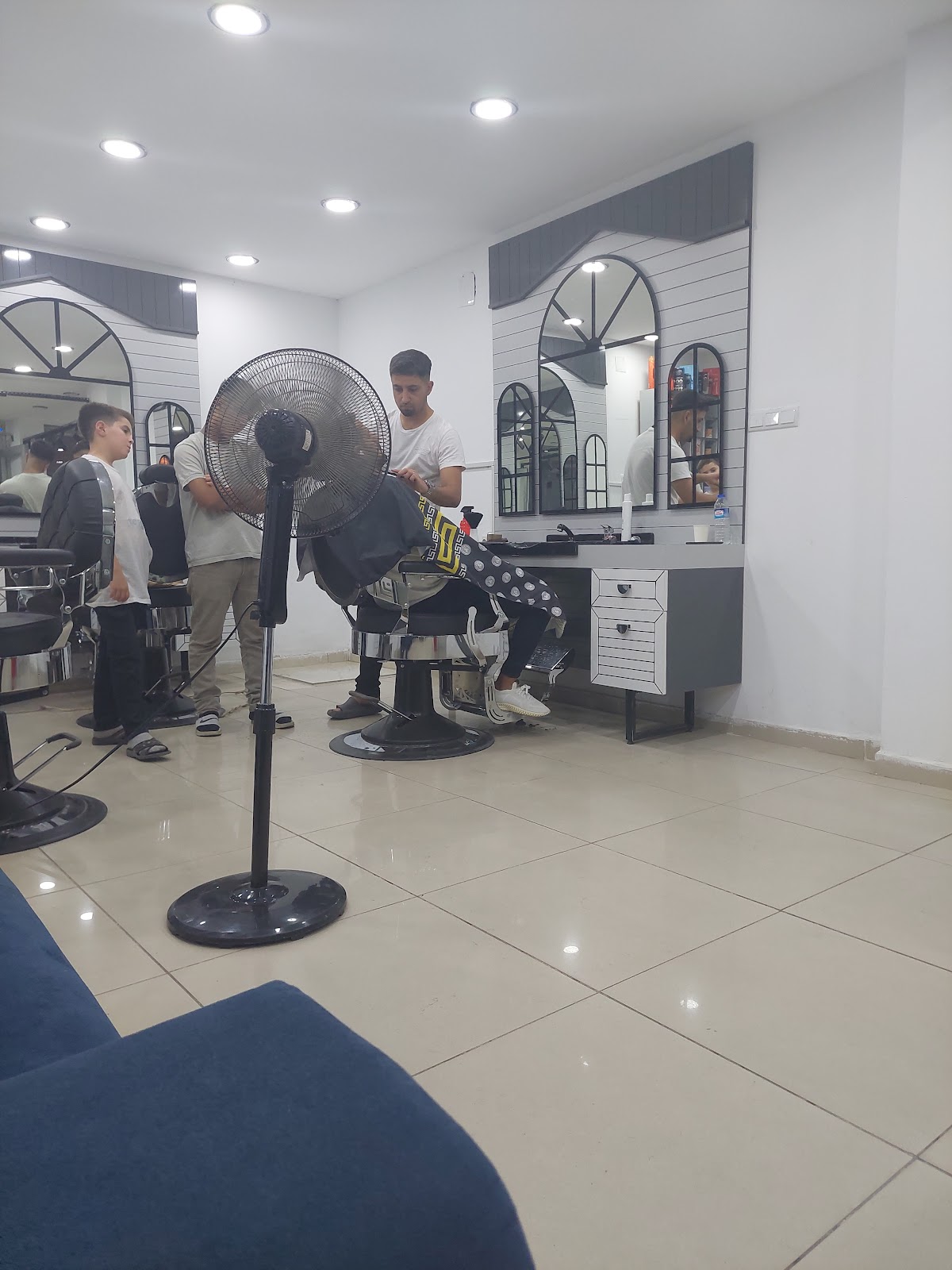 BER,BROOKS ERKEK KUAFÖRÜ — salondan bir kare