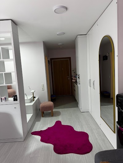 Özge Nail Studio | Bornova Kalıcı Oje & Tırnak Tasarım — kare 3