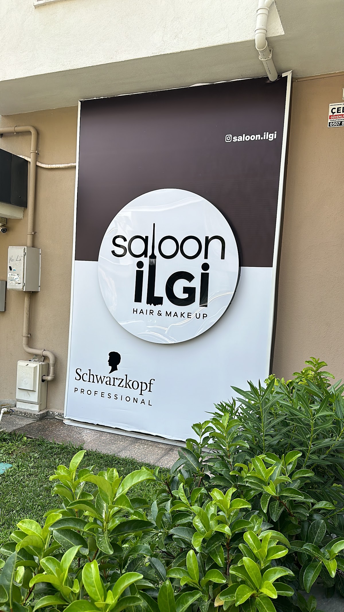 Saloon ilgi — salondan bir kare