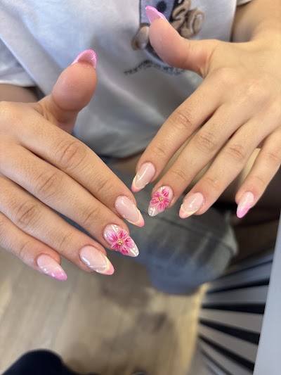 Luxe Aura Beauty Studio — kare 4