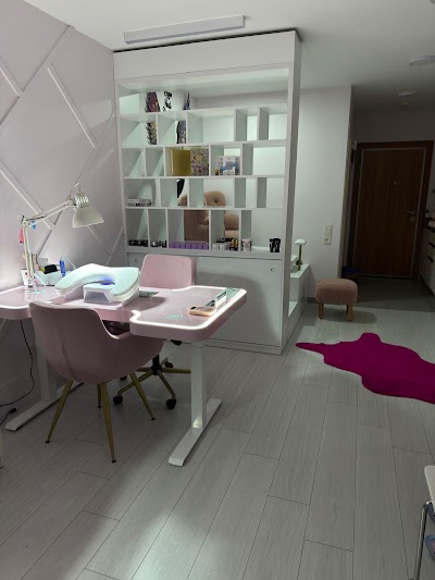 Özge Nail Studio | Bornova Kalıcı Oje & Tırnak Tasarım — kare 2