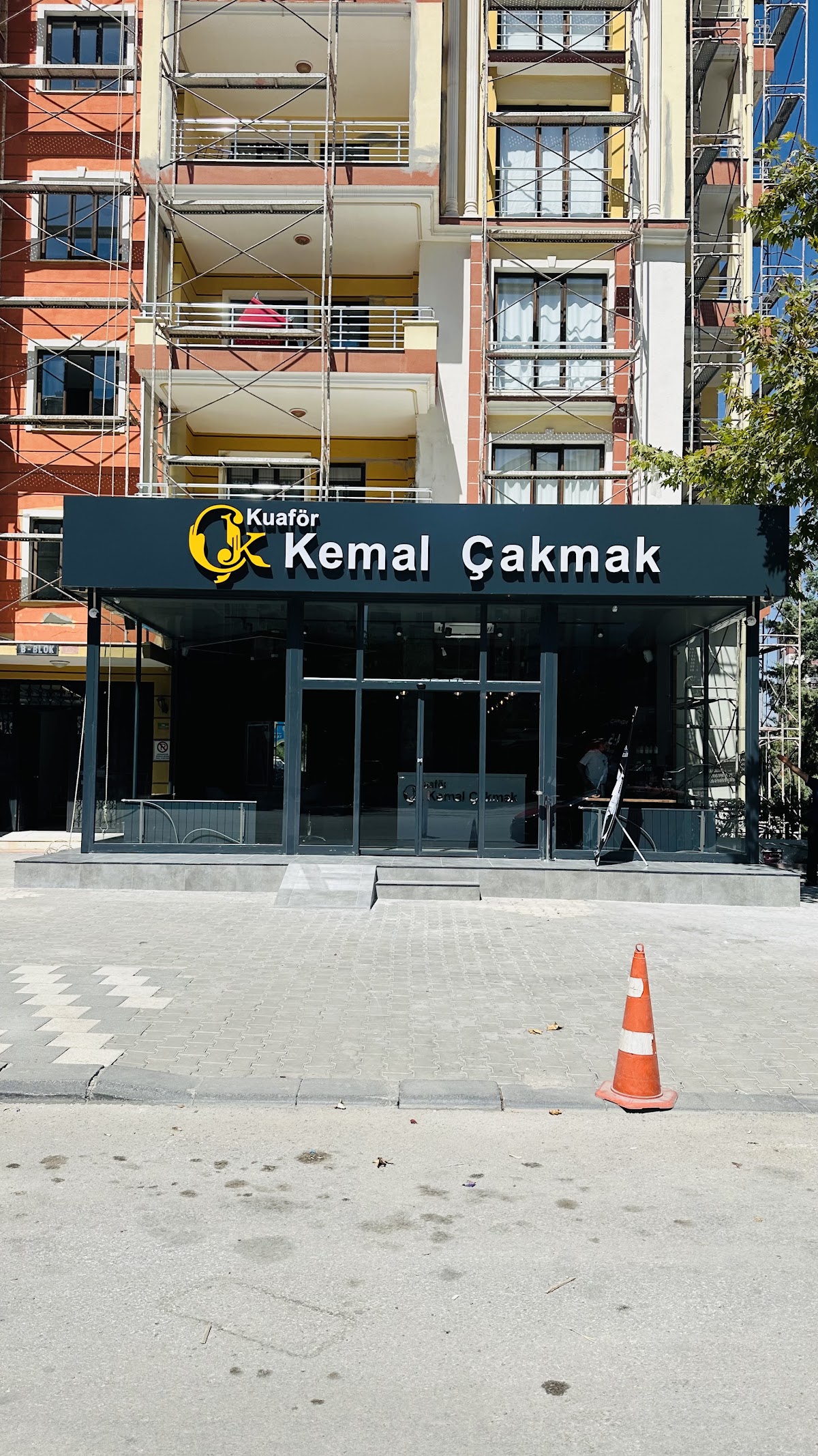 KEMAL ÇAKMAK — salondan bir kare