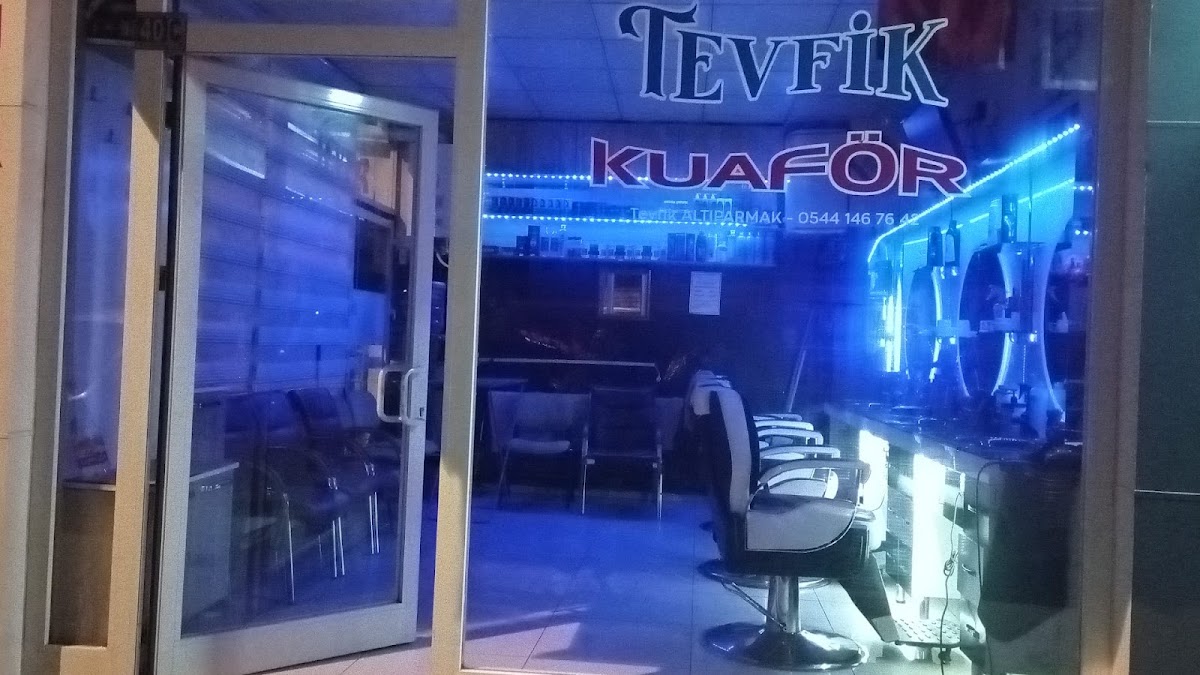 TEVFİK KUAFÖR — salondan bir kare