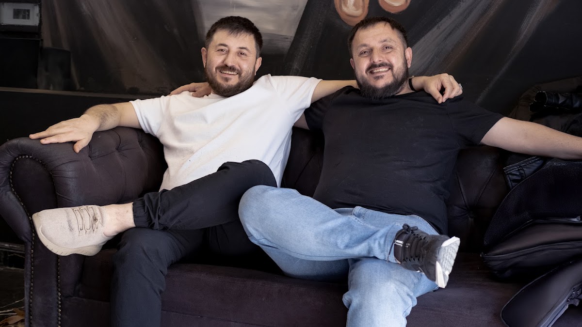 Three brothers — salondan bir kare