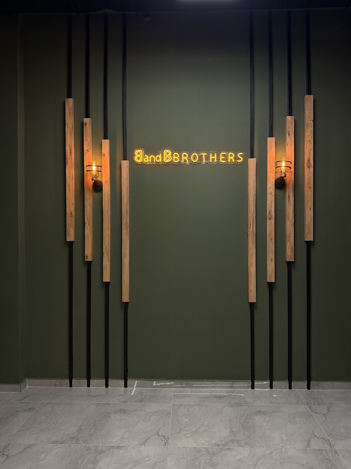 B and B BROTHERS — salondan bir kare
