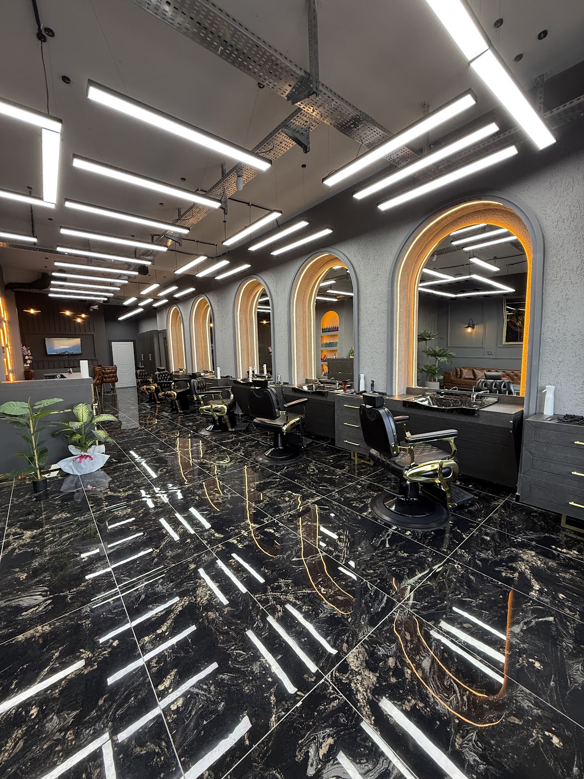 MASTER BARBER — salondan bir kare