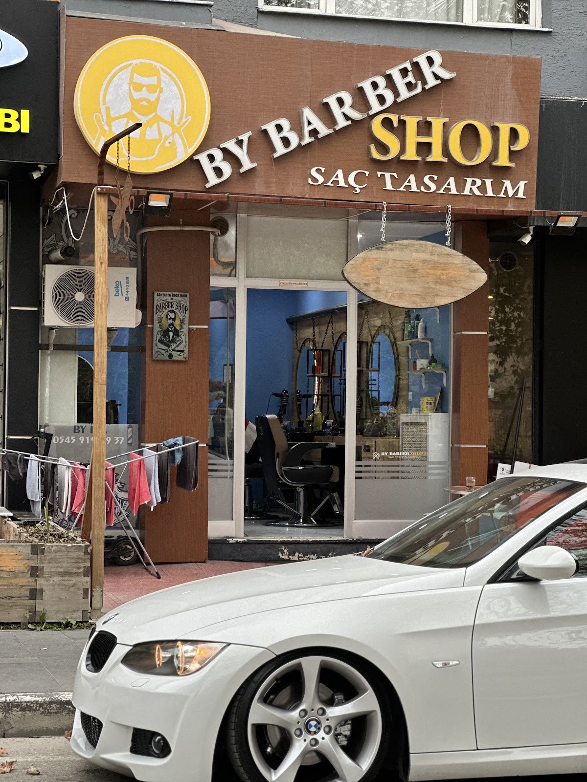 BY BARBER SHOP — salondan bir kare