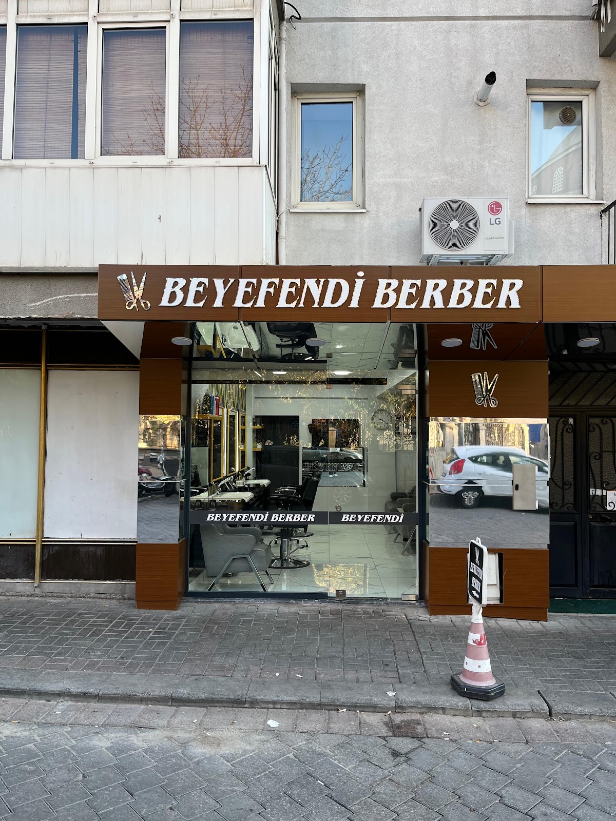 Berber Beyefendi — salondan bir kare