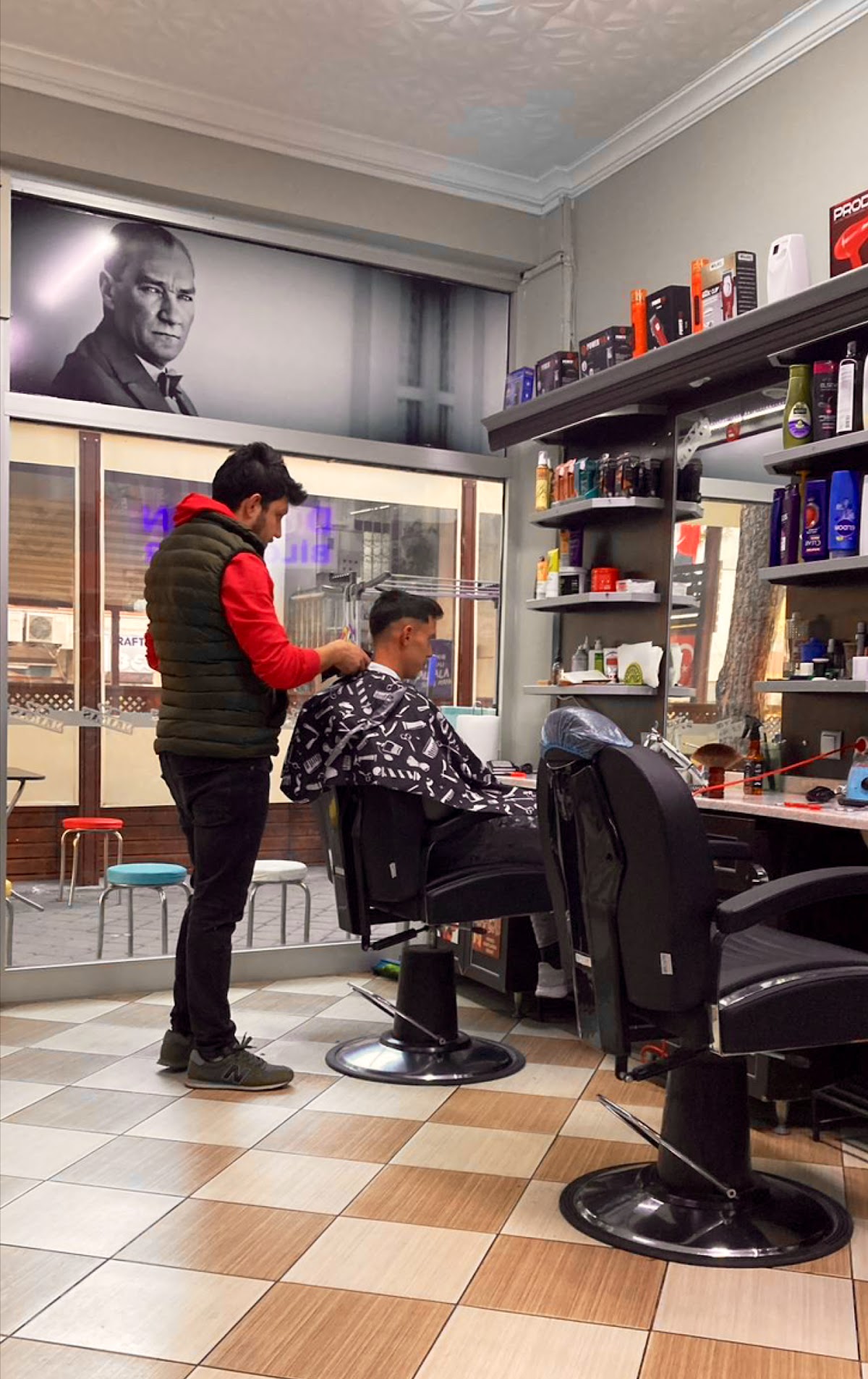By Makas Erkek Kuaförü — salondan bir kare