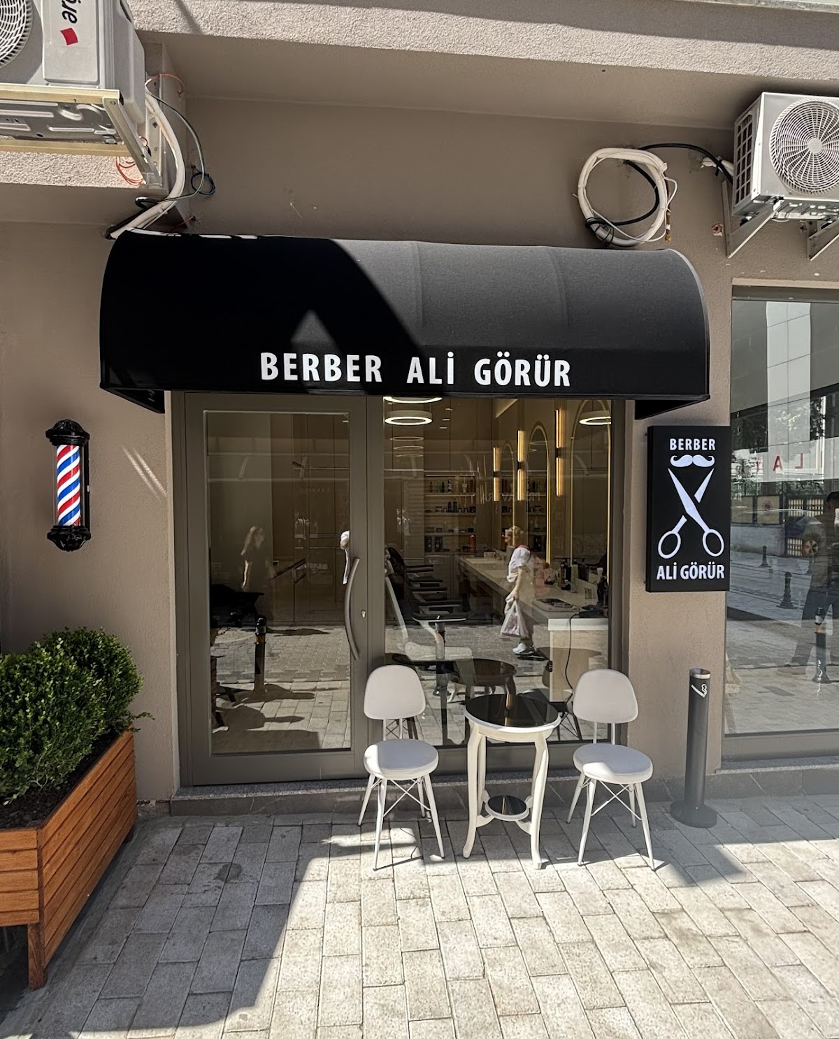 Berber Ali Görür — salondan bir kare